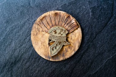 El yapımı seramik tabaklar ve tepsiler. Geleneksel Şövalye Asker Düzen Rahatlaması el yapımı. El işi. Görüntülemeye Hazır.