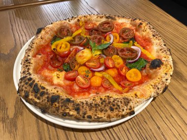 Geleneksel Napoli pizzası. Klasik Orjinal Hamur Tarifi. Servis ve Napolitan 'a hazır. Domates Pizzası. Yemeye hazır..