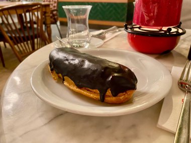 Çikolatalı ekler, Restoran Ahşap Yüzey Masası 'nda servis edilir. Yemeye hazır..