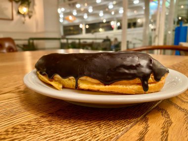 Çikolatalı ekler, Restoran Ahşap Yüzey Masası 'nda servis edilir. Yemeye hazır..