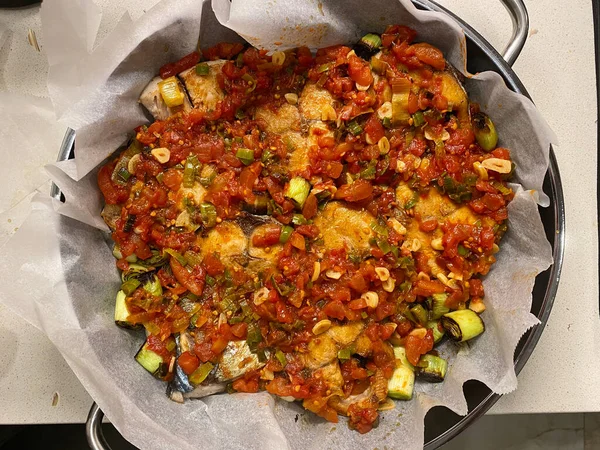 トマトソースのボニトフィッシュピースとパン 魚のキャセロールでオーブンで焼きネギ 食べる準備ができている — ストック写真