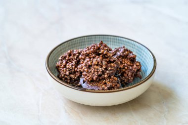 Sağlıklı Organik Atıştırmalıklar Amaranth çikolatalı Pilav Üfledi. Yemeye hazır..