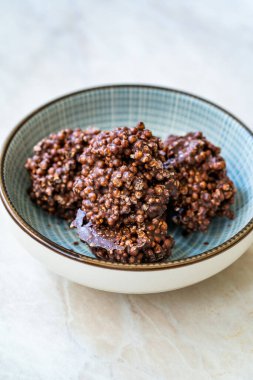 Sağlıklı Organik Atıştırmalıklar Amaranth çikolatalı Pilav Üfledi. Yemeye hazır..