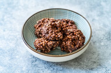 Sağlıklı Organik Atıştırmalıklar Amaranth çikolatalı Pilav Üfledi. Yemeye hazır..