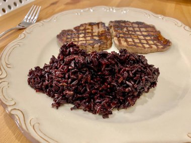 Yaban Pirinci / Siyah Pirinç ile Tabakta Et. Yemeye hazır..