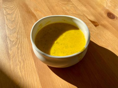 Sıcak lşıklı ev yapımı sebze çorbası. Yemeye hazır. Güneş ışığı