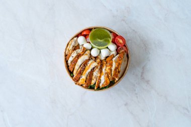 Fusilli Makarna, Tavuk, Mozzarella Topları, Ispanak, Vinaigrette Sosu, Salatalık, Pesto Sosu ve Kiraz Domatesleri Plastik Kutuda, Paket / Kutuda. Yemeye hazır..