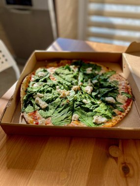 Ricotta peynirli ıspanaklı pizzayı paket ya da konteynırda götür. Fast Food.