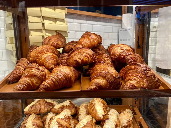 Croissants Sale Glass Wooden Showcase Display Bakery Shop Gotowy Jedzenia — Zdjęcie stockowe
