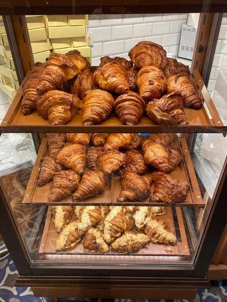 Croissants Sale Glass Wooden Showcase Display Bakery Shop Gotowy Jedzenia — Zdjęcie stockowe
