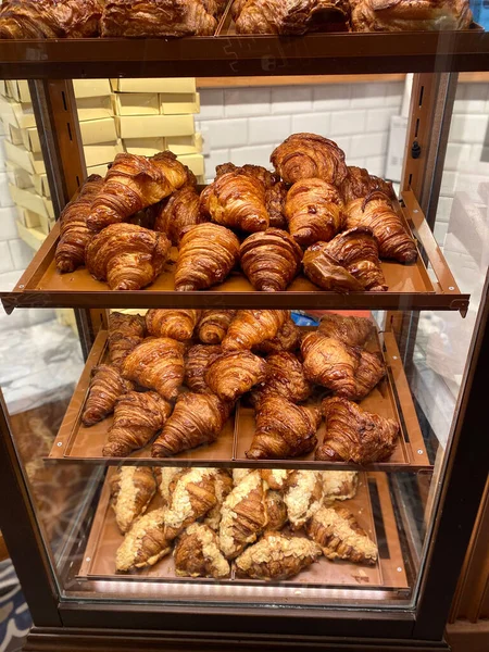 Croissants Sale Glass Wooden Showcase Display Bakery Shop Ready Eat — Stock Photo, Image