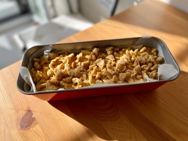 Pişirme kalıbında çiğ Gateau Görünmez Elmalı Pasta. Fırında Pişirmeye Hazır.