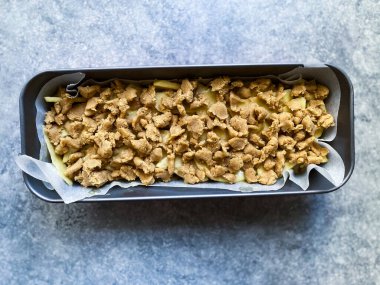 Pişirme kalıbında çiğ Gateau Görünmez Elmalı Pasta. Fırında Pişirmeye Hazır.