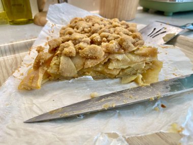 Görünmez Elmalı Pasta Dilimleri Servisi. Yemeye hazır..