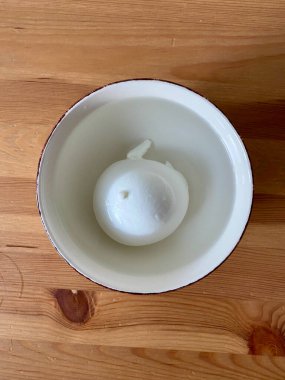 Seramik kaseli Burrata Cheese in Water. Servis ve yemek için hazır. Sağlıklı Yemek.