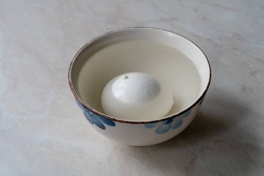 Seramik kaseli Burrata Cheese in Water. Servis ve yemek için hazır. Sağlıklı Yemek.