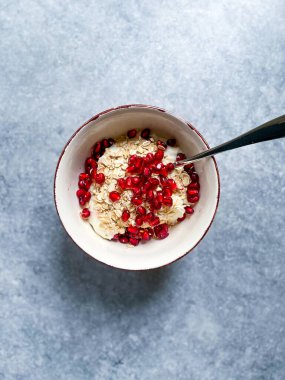 Amaranth Çikolata ve yoğurt, bal ve nar tohumlu granola. Yoğurt. Sağlıklı Organik Gıda.