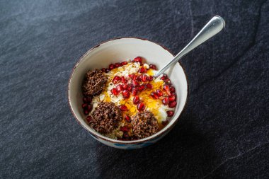 Amaranth Çikolata ve yoğurt, bal ve nar tohumlu granola. Yoğurt. Sağlıklı Organik Gıda.