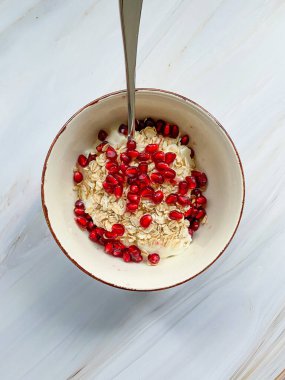 Amaranth Çikolata ve yoğurt, bal ve nar tohumlu granola. Yoğurt. Sağlıklı Organik Gıda.