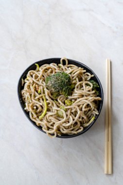 Hindistan cevizi sütü, Edamame fasulyesi, brokoli, yeşil köri sosu ve ıspanaklı vejetaryen veya vejetaryen Midori eriştesi. Yemek ve Servis İçin Hazır.
