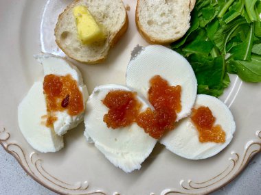 Sağlıklı Organik Kahvaltı Tabağıyla Mozzarella Peynir Dilimleri. Marmelat. Hizmet ve Yemeye Hazır.