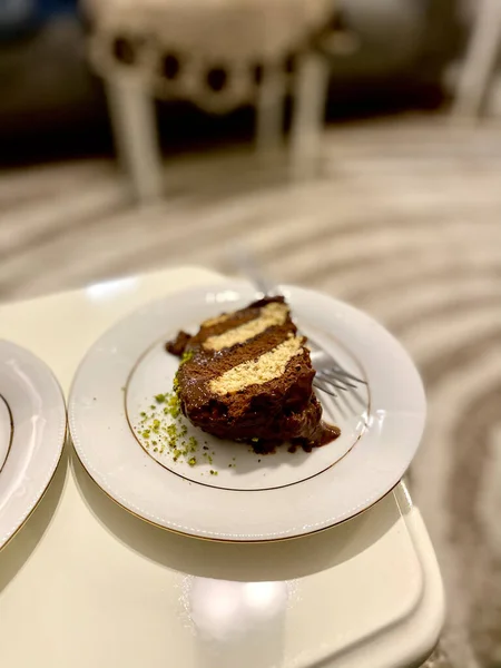 チョコレートとピスタチオパウダーとトルコのデザートビスケットケーキ モザイクケーキスライス 食事と奉仕の準備 — ストック写真