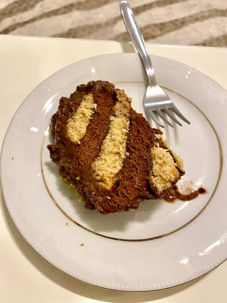 Çikolatalı ve fıstıklı Türk Bisküvisi keki. Mozaik kek dilimi. Yemek ve Servis İçin Hazır.