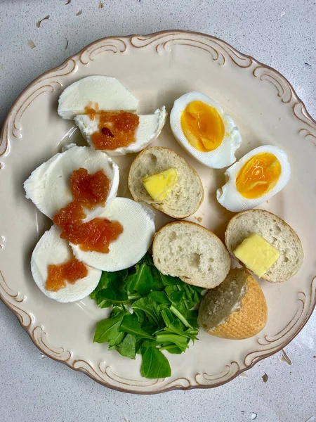 Rebanadas Queso Mozzarella Con Mermelada Membrillo Una Placa Desayuno Orgánica — Foto de Stock