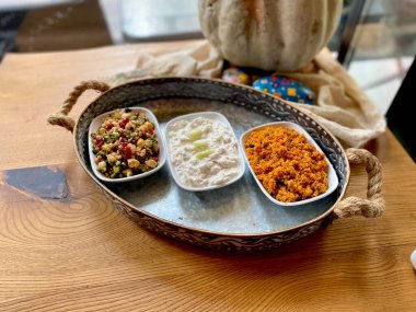 Geleneksel Aperatif Bulgur veya Bulghur Kisir, Kereviz Salatası ve Nohut Mercimek Salatası. Yerel Restoranda Bakır Tepside Türk Yemeği. Yemeye hazır..