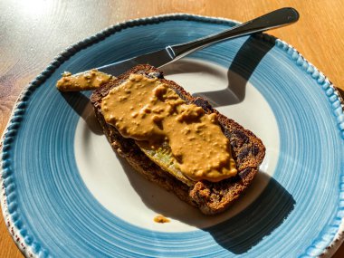 Kremalı Fıstık Ezmeli Muzlu Ekmek Ezmesi. Yemeye hazır..