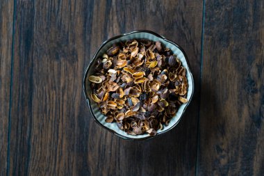 Kurutulmuş Cascara kahvesi, kiraz hamuru ve kabın içindeki dış deri. Kullanmaya Hazır.