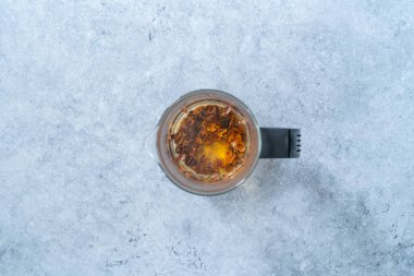 Fransız basınında Cascara veya Coffee Cherry Tea demlendi. Güneşte kurutulmuş kahve çekirdeği. İçmeye ve hizmet etmeye hazır..