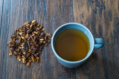 Bardakta Cascara ya da Coffee Cherry Tea. Güneşte kurutulmuş kahve çekirdeği. İçmeye hazır..