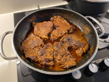 Tavayla birlikte domates soslu biftek. Yavaş pişiren. Hizmet ve Yemeye Hazır.