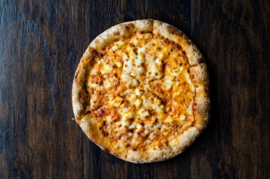 Tahta Yüzeyde Pizza Quattro Formaggi Dört Peynirli Pizza. Yemeye hazır..