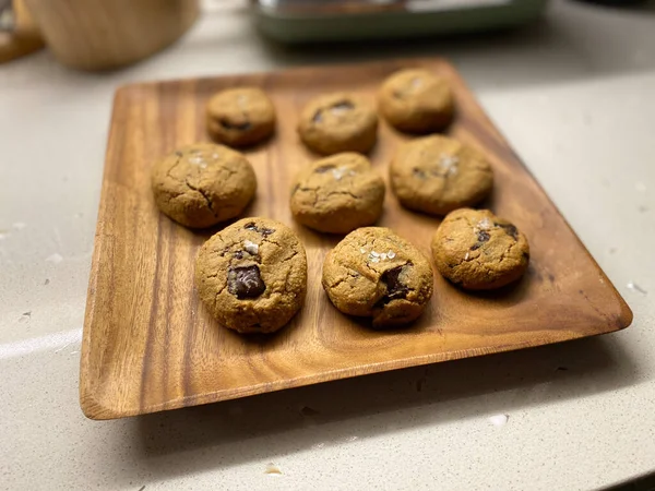 Paleo Chocolate Chip Cookies Gemaakt Van Kokosmeel Amandelmeel Houten Plaat — Stockfoto