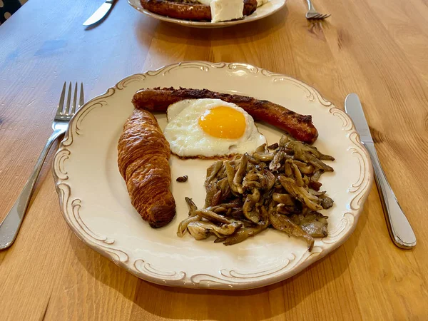 自制早餐餐盘 牡蛎蘑菇 羊角面包 香肠和煎蛋 放在木制桌子上 准备好吃了 — 图库照片