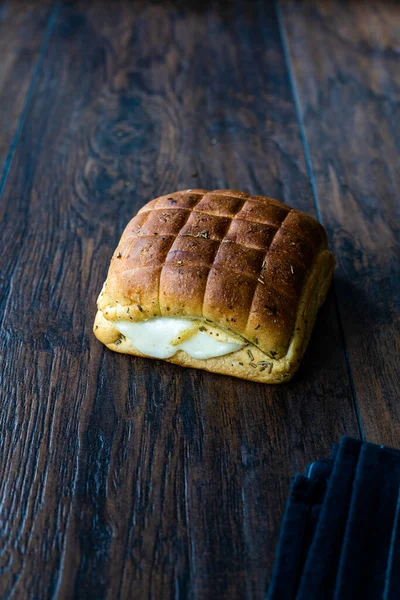 Frissen Sült Házi Ligurian Focaccia Félbevágott Kenyér Olvadt Mozzarella Sajttal — Stock Fotó