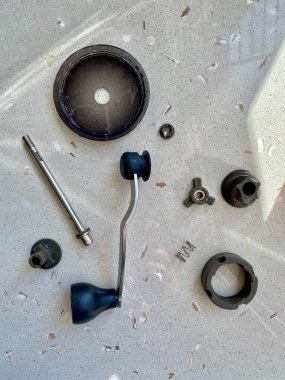 Kahve Öğütücü Parçaları Mutfak Yüzeyinde Yıkandı. Bağlanmaya Hazır.