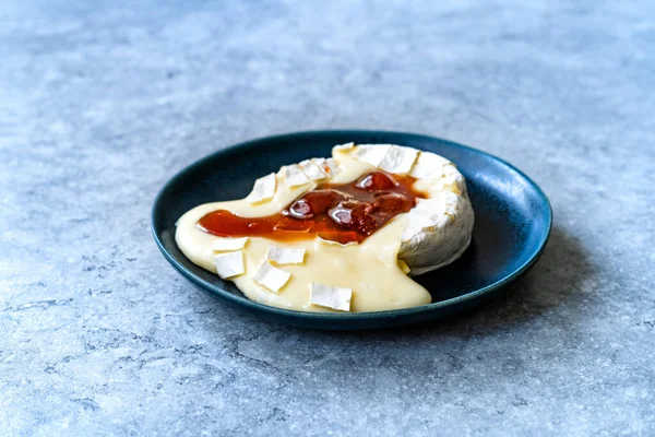 Sobremesa Queijo Brie Cozido Com Morango Marmelada Derretida Camembert Sobremesa — Fotografia de Stock