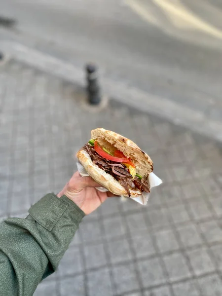 Турецкий Бутерброд Уличной Едой Донер Кебаб Кебап Держись Руки Риди — стоковое фото