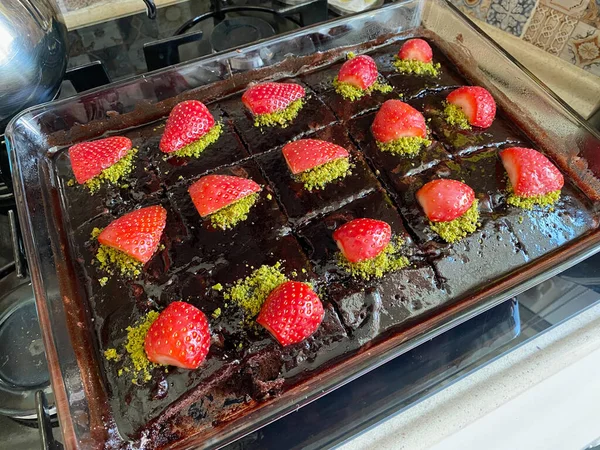 Hausgemachter Türkischer Dessert Vollkorn Brownie Schokoladenkuchen Mit Erdbeeren Glasschale Bereit — Stockfoto