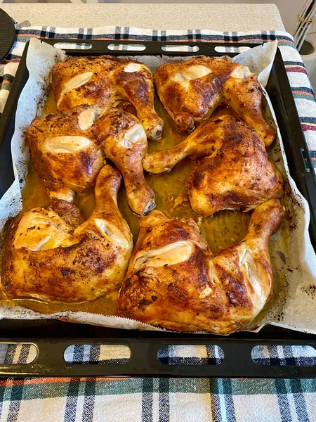 Baked Chicken Legs Oven Tray Baking Paper Sheet 봉사하고 준비가 — 스톡 사진
