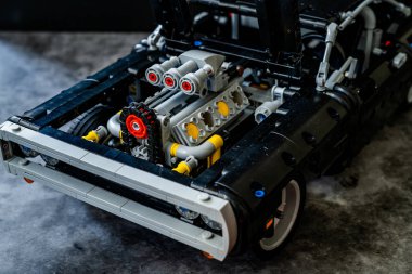İSTANBUL, TURKEY - 4 HAZİRAN 2020: Nos Tank ile Lego Technic Dodge Charger Car Model. Hızlı ve Öfkeli Model. Görüntülemeye Hazır.