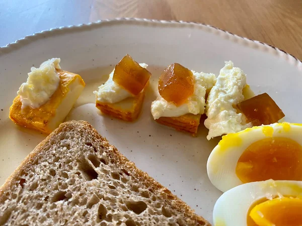 Piatto Colazione Fatto Casa Con Fette Formaggio Francese Tomme Maturo — Foto Stock