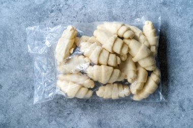 Donmuş kruvasan pakette, yarı bitmiş ürün. Pişirmeye ve Pişirmeye Hazır.