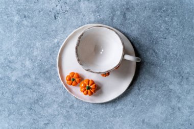 El yapımı seramik kahve ya da balkabağı ve mantar şekilli el yapımı çay fincanları. El işi. Kullanmaya Hazır.