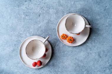 El yapımı seramik kahve ya da balkabağı ve mantar şekilli el yapımı çay fincanları. El işi. Kullanmaya Hazır.