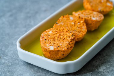 Türkiye 'nin Hatay kentinden zeytinyağlı geleneksel Türk Baharatlı Peynir Topları. Shanklish Turuncu Rengi. Yemek ve Servis İçin Hazır.