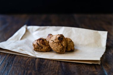 Koyu Ahşap Yüzeyde Kurabiye ve Kuru Üzüm. Yemeye hazır..